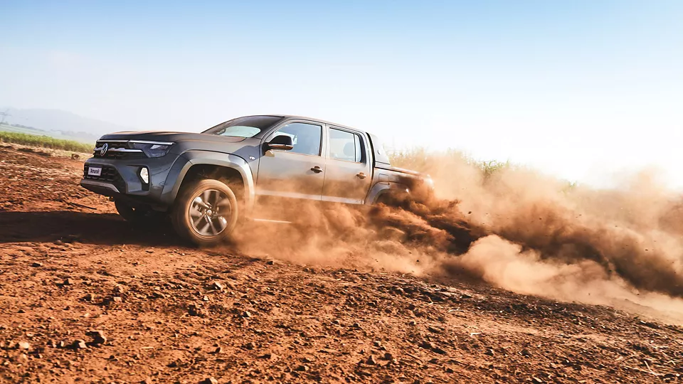 Amarok de lado levantando poeira