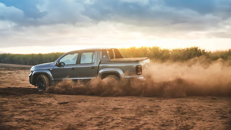 Amarok levantando poeira