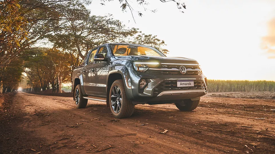 Amarok de lado na estrada de terra